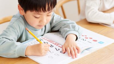 姿勢が崩れる子の本当の原因は“お尻の下”？──家庭でできる体幹トレーニングのすすめ