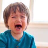 「イヤイヤ期が長すぎる…」の裏にある“触覚過敏”──子どもが泣く理由、実は“服のタグ”だった？