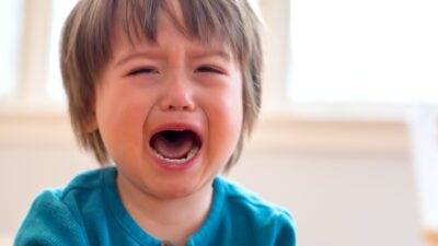 「イヤイヤ期が長すぎる…」の裏にある“触覚過敏”──子どもが泣く理由、実は“服のタグ”だった？