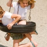 「体育が苦手な子」に見られる“前庭感覚の未発達”──回る・揺れるができない子の身体の仕組みとは？