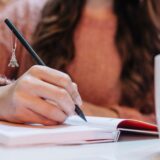 「書くのが苦手な子」の原因が“手”ではなかった？──“肩甲骨”から始める書字トレーニング