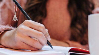 「書くのが苦手な子」の原因が“手”ではなかった？──“肩甲骨”から始める書字トレーニング