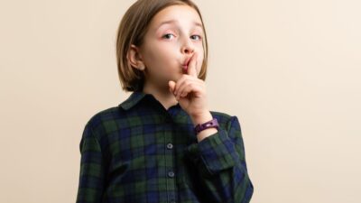 「“注意されると黙り込む子”」は“反省している”のではなく、“脳がフリーズして動けなくなっている”のかも？