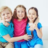 「“空気を読みすぎる子”」は“社交的”ではなく、“刺激過多の脳”が人間関係を過剰処理しているだけかも？