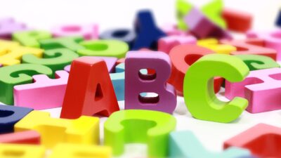 “英語が書けない子”は、語彙が足りないんじゃなく、“頭の中で文章をつくる経験”がないだけかも？