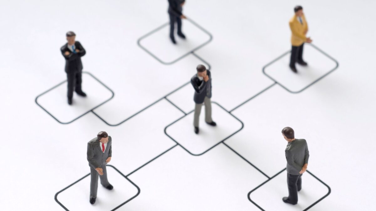 「なぜ、うちの会社はバラバラに動くのか」——ホッファー＆シェンデルの戦略階層で組織の”方向感”を取り戻す